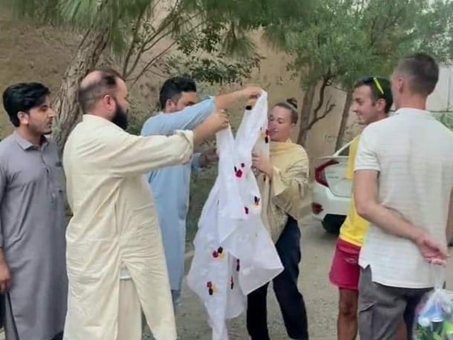 Khyber incident, sub-inspector clears misunderstanding of foreign tourists Photo Express