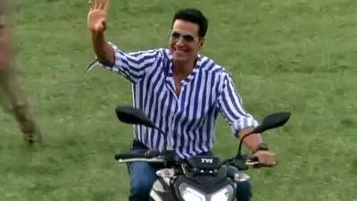 A sea of ​​fans flocked to watch Akshay Kumar's motorcycle ride