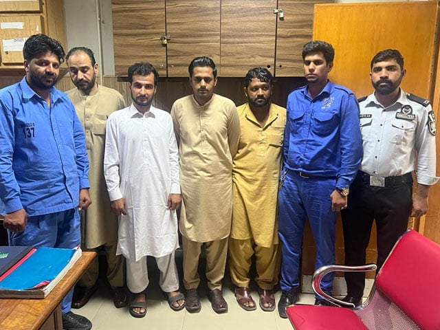 Passenger going abroad and 5 agents arrested on fake travel documents