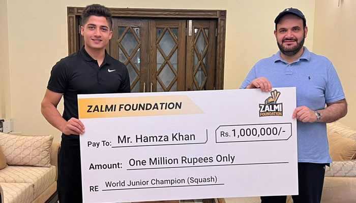 A prize check of 10 lakhs from Zalmi Foundation to World Junior Squash Champion Hamza Khan