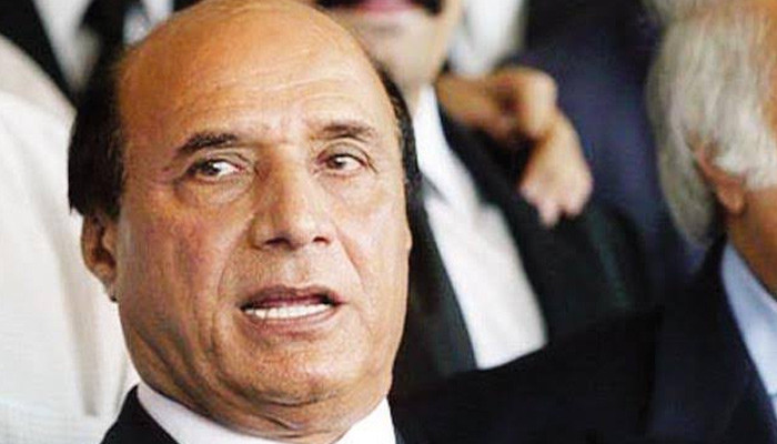 Chairman PTI's lawyer Latif Khosa got stuck in the lift of Islamabad High Court