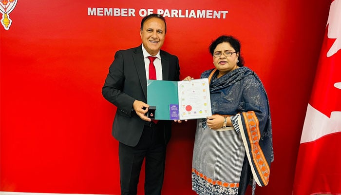 Shazia Manzoor was honored with the Queen Elizabeth Award Shafqat Ali presenting the Queen Elizabeth Award to Shazia Manzoor.