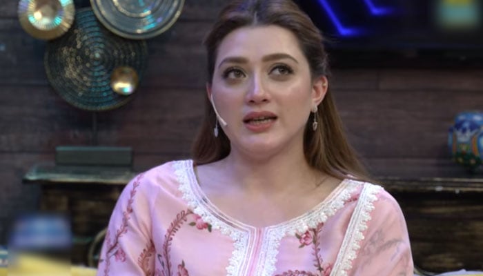 Momina Iqbal explained the pros and cons of getting married in the showbiz industry Screen grab