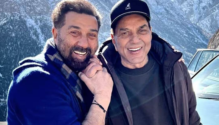 Sunny Deol took father Dharmendra to America for treatment Sunny Deol took father Dharmendra to America for treatment
