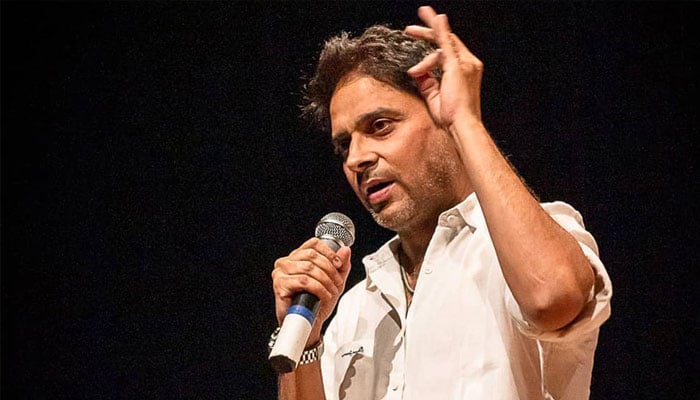 Someone is burning rings between Pakistan and India and earning bread for himself, Indian comedian. Someone is burning rings between Pakistan and India and earning bread for himself, Indian comedian.