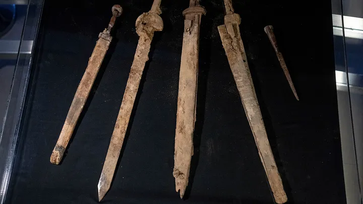 1,900-year-old Roman swords discovered on the shores of the Dead Sea