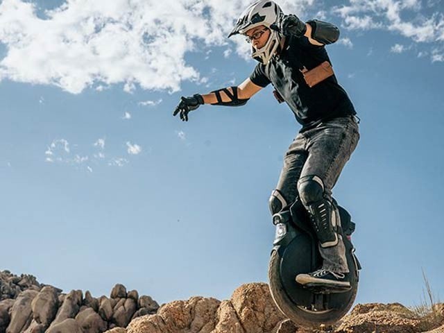 A unique one-wheel electric bicycle that crosses the mountains The one-wheeled revolutionary ride can now even climb rough roads and hills. Photo: Courtesy of Newatlas