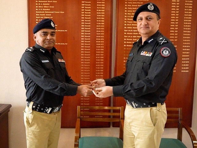 The new Karachi Police Chief assumed charge of the post Former police chief Javed Alam is handing over the command stick to the new Karachi police chief Khadim Hussain Rand (Photo: Express).