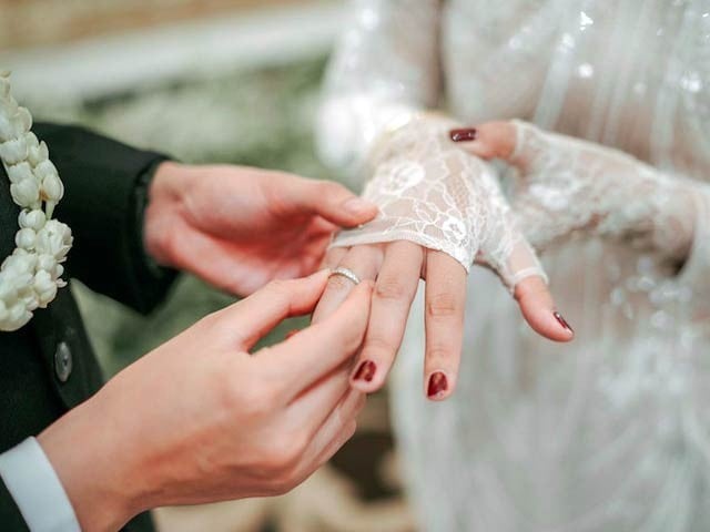 The groom ran away from the wedding, the bride married her future father-in-law In one of the villages of Indonesia, the groom disappeared during the wedding, so his father arranged the marriage with his future daughter-in-law. Photo: File