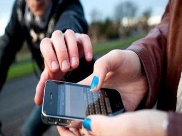 In Lahore, online taxi driver Britannia Plut woman escaped with her mobile phone As soon as the taxi driver picked up the mobile phone, he canceled the ride and switched off his mobile phone.