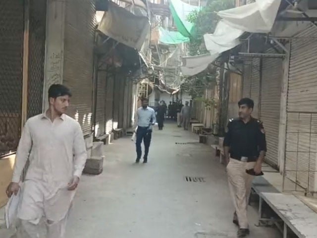 dollar smuggling crackdown; Khyber Pakhtunkhwa's largest currency market Chowk Yadgar Sale During the last 20 days, 27 raids were conducted and 28 people involved in the reference handi were arrested.