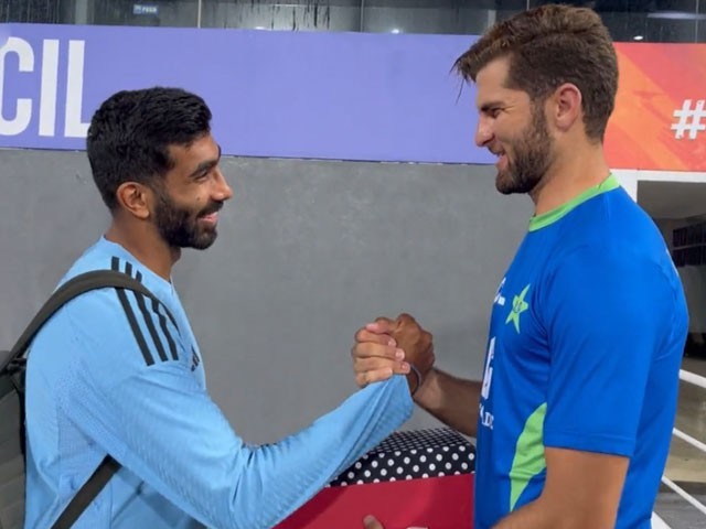 Shaheen Afridi's gift to Jasprit Bumrah on the birth of a son Photo: Video Grab