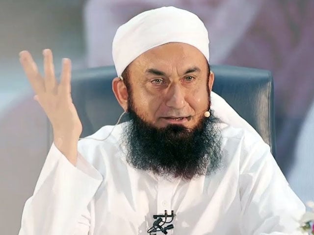 Which Bollywood superstar listens to Maulana Tariq Jameel's statement?