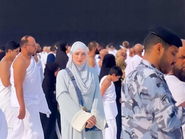 Momina Iqbal achieved the happiness of Umrah