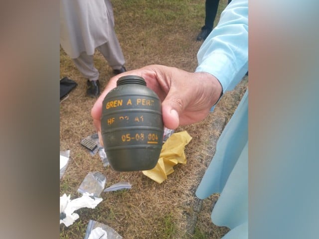 3 hand grenades, pistol and bullets recovered from suspected bag at Islamabad Trail 5 —Photo: Express News