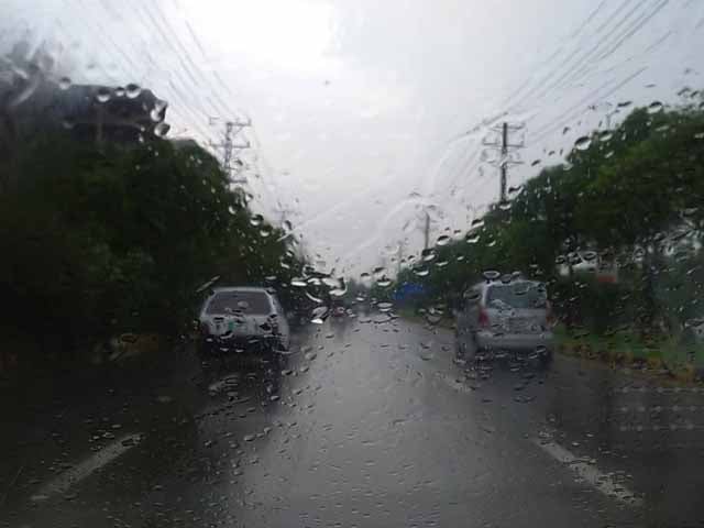 The rain continued intermittently in Lahore, the heat wave broke