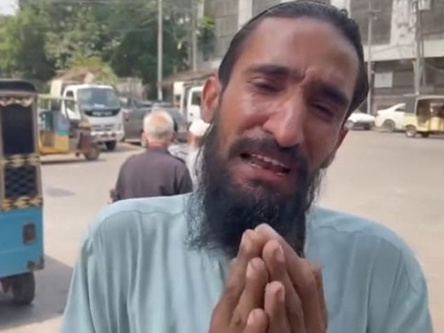 A rickshaw driver in Karachi cried over forced traffic challans