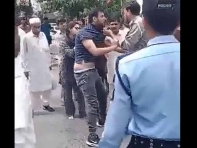 Islamabad;  Argument between youth and traffic police for stopping from the wrong side