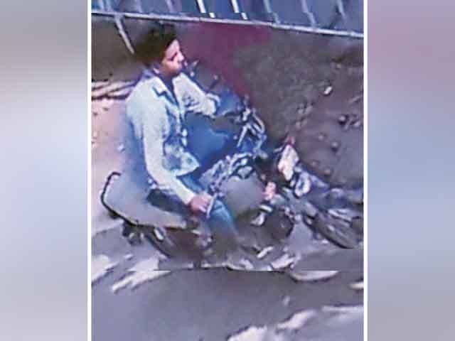 Another incident of harassment of a woman walking on the road has come to light in Karachi The accused escaped after harassing the woman (Photo: Screen grab).