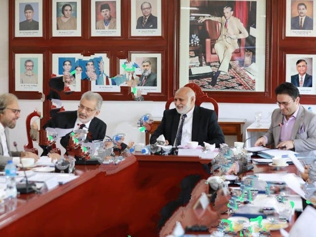 Attendance of the Syndicate meeting of the Chief Justice; Decision to restore student union in Quaid-e-Azam University —Photo: Express News