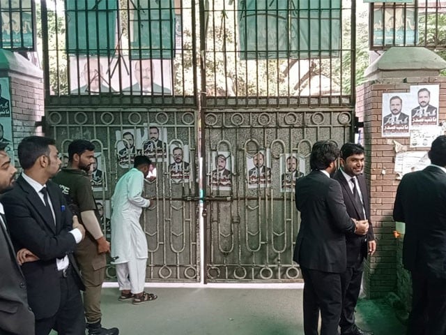 Protest of Lahore Bar on corruption cases against lawyers, lock the courts The doors of the court were locked, the entry of civilians was blocked, the entry of police and anti-corruption officials was banned