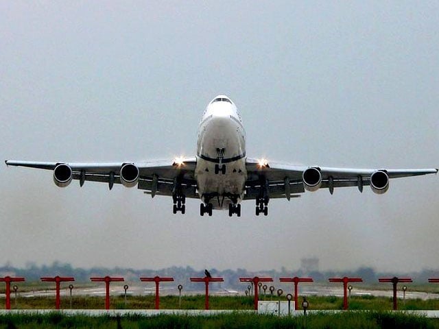 Incidents of shooting laser lights on planes in Karachi again increased