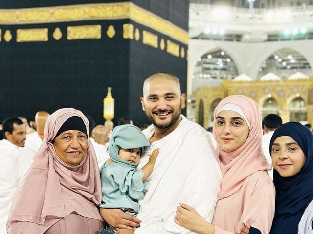 Maya Ali performs Umrah with family, photos go viral Social media users congratulated Maya Ali on Umrah: Photo: Social Media