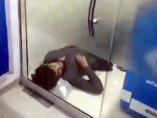 Peshawar; Narcissist worried about the heat and slept after locking the ATM booth, the video went viral After watching the viral video, the police pulled out the drug addict (Photo: Screen Grab)