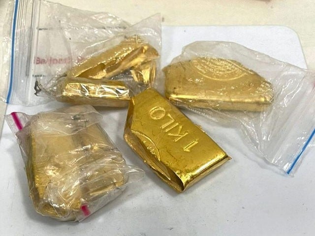 India; Woman smuggling gold in underwear arrested After the woman, gold was also recovered from the underwear of a male passenger at the Indian airport, Photo: Social Media