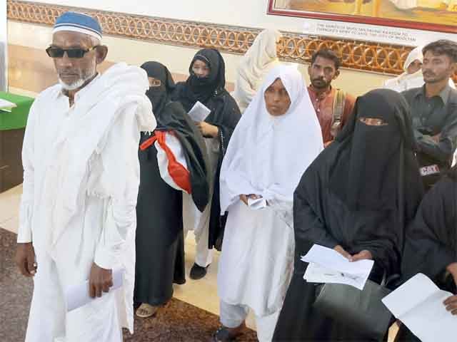 A group of beggars, including women and children, arrested before departure in the name of Umrah