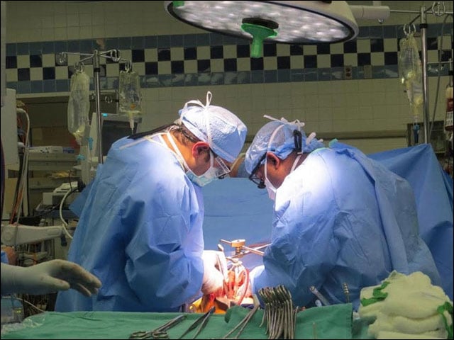 The surgeon accused of illegal kidney transplant was rescued from the police by armed men