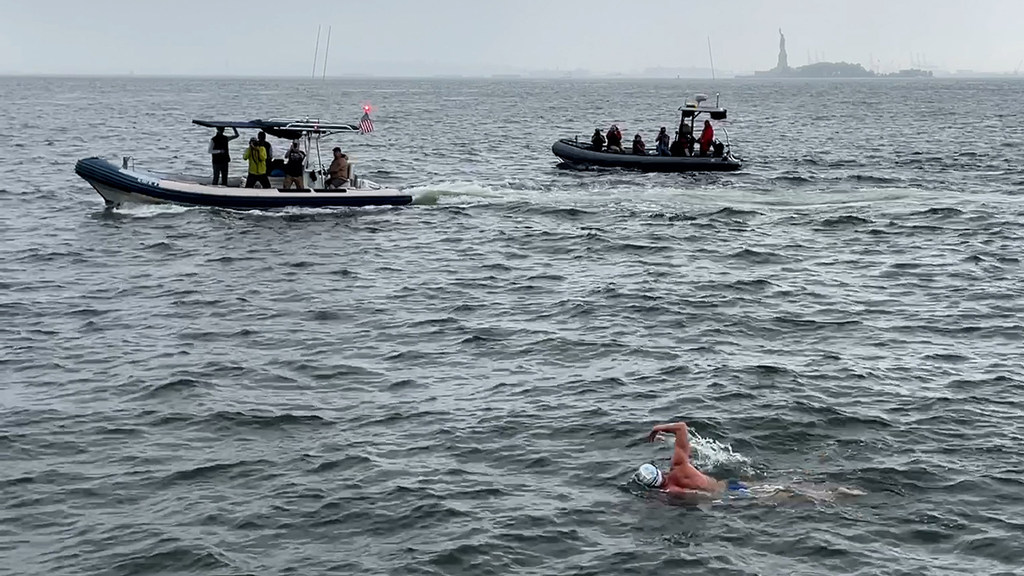 Lewis Pugh, UNEP Patron of the Ocean, swims into the New York Harbor
