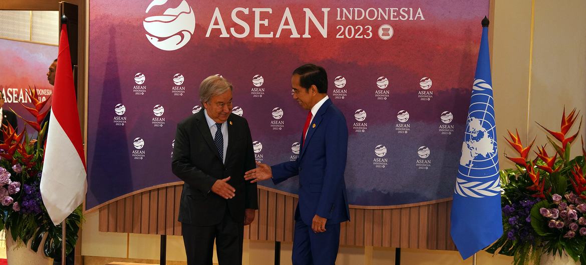 UN Secretary-General António Guterres (left) meets President Joko Widodo of Indonesia at the Association of Southeast Asian Nations (ASEAN) Summit in the country