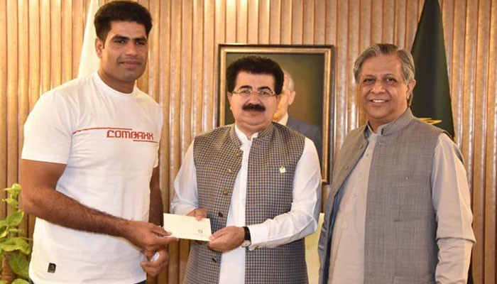 Arshad Nadeem met with Chairman Senate, presented a reward of 10 lakhs