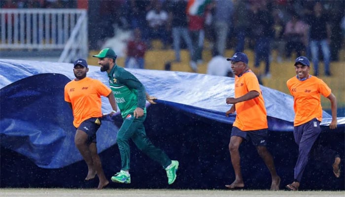 Fakhar Zaman also entered the field to protect the pitch from water