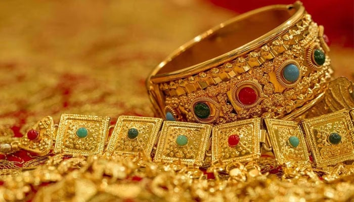 Gold has become cheaper by Rs 10,500 per tola in the country