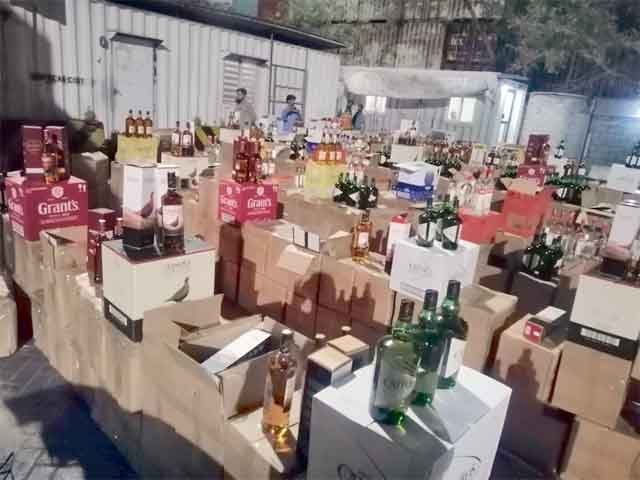 Karachi;  Thousands of bottles of liquor recovered from container sent from Dubai