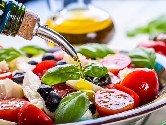 Mediterranean diet may reduce risk of dementia, study