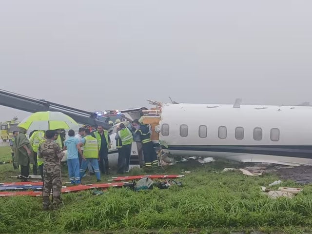 Passenger plane crashed at Mumbai airport;  Fear of casualties