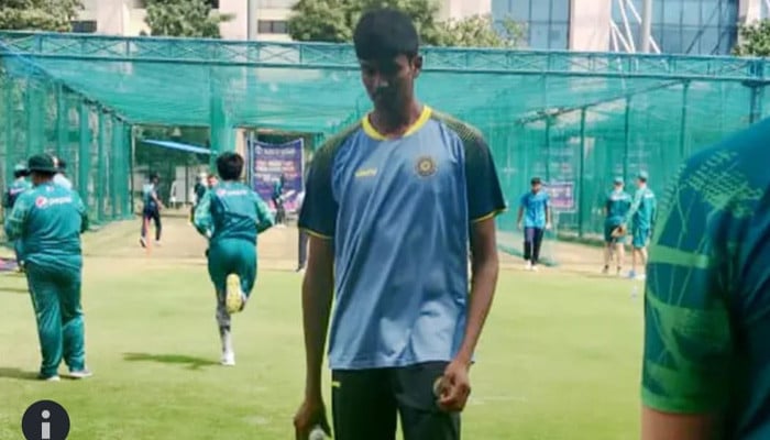 Which Indian player bowled Pakistani batters during training?