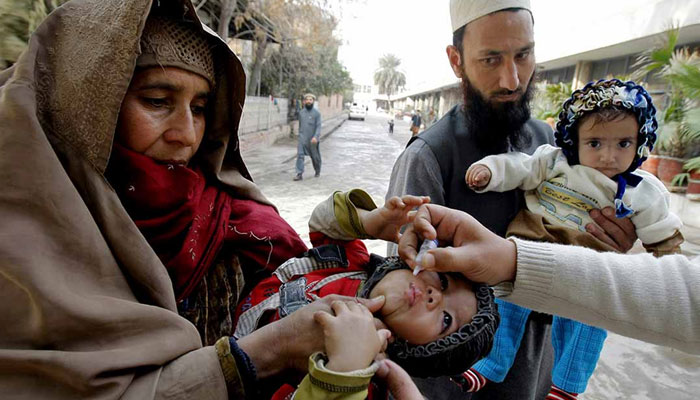 In Khyber Pakhtunkhwa, on the first day, 12 lakh children were given anti-polio shots ---File photo