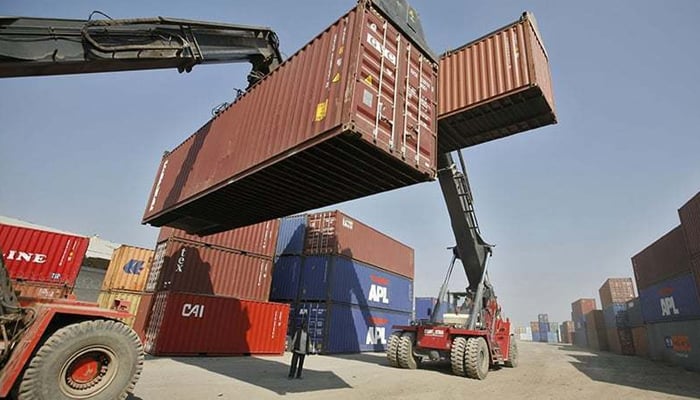 Decrease in imports of food and beverages and various sectors --File photo