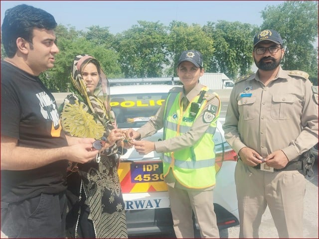 Motorway police returned gold worth Rs 6 lakh to the owner Motorway Police returning gold articles (Photo: Motorway Police)