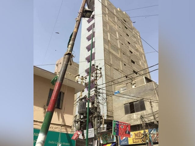 Towers were erected at 80 yards, the entire sewage system has been destroyed, Sindh High Court