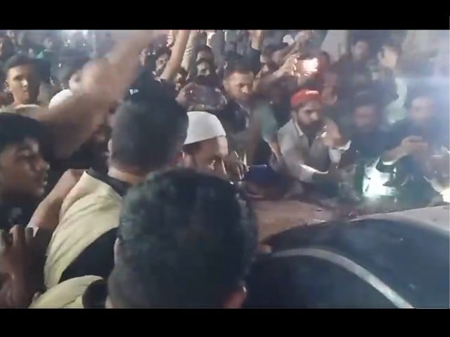 In Lahore, people stopped Shehbaz Sharif's car, broke the glass and abused him (Photo : Video Screen Grab)