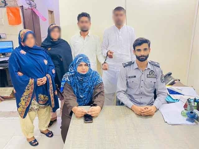 Group of beggars under the guise of Umrah arrested before departure to Saudi Arabia Among the beggars arrested from Lahore Airport are 2 women and 2 men