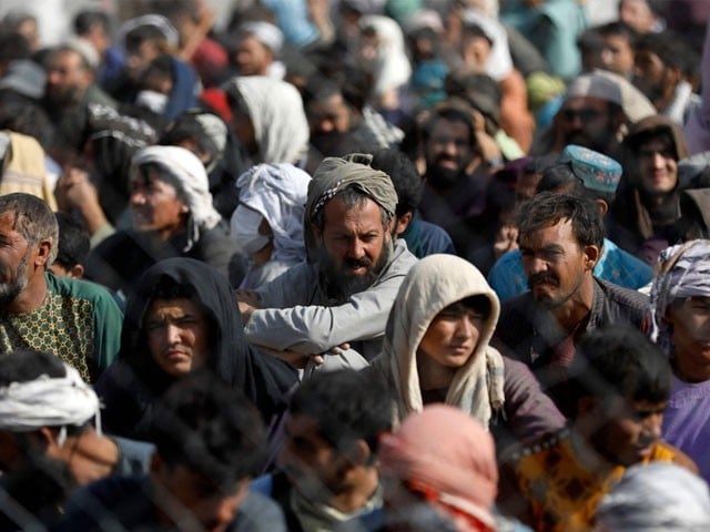 Evacuation of Afghan citizens from Afghan areas in Karachi Afghan refugees along with their families are leaving for Afghanistan via Chaman by buses