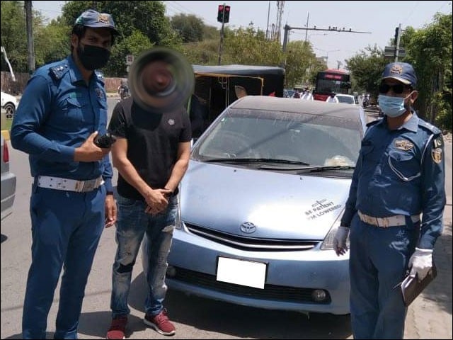 In Lahore, 13 hundred motorcycles and vehicles were blocked in police station for violation of one way