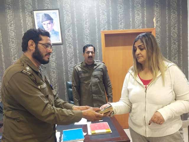 Lahore Police extorted 7 lakh rupees from the ex-husband and gave it to the woman