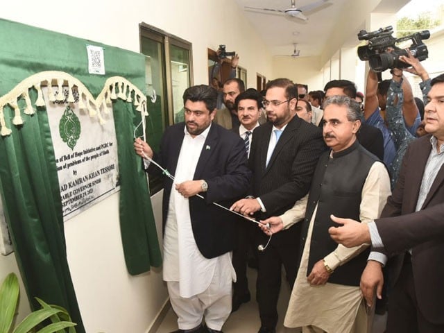 Inauguration of IT Complaint Cell at Governor House Sindh Sindh Governor Kamran Khan inaugurating the Treasury IT Complaint Cell (Photo: Express)
